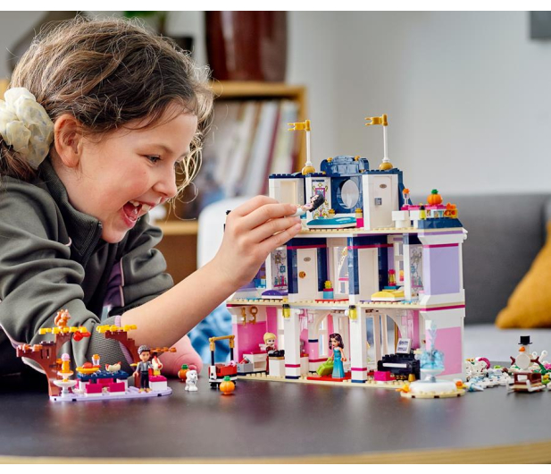 LEGO Friends 41684 Wielki hotel w mieście Heartlake - 1019908 - zdjęcie 2